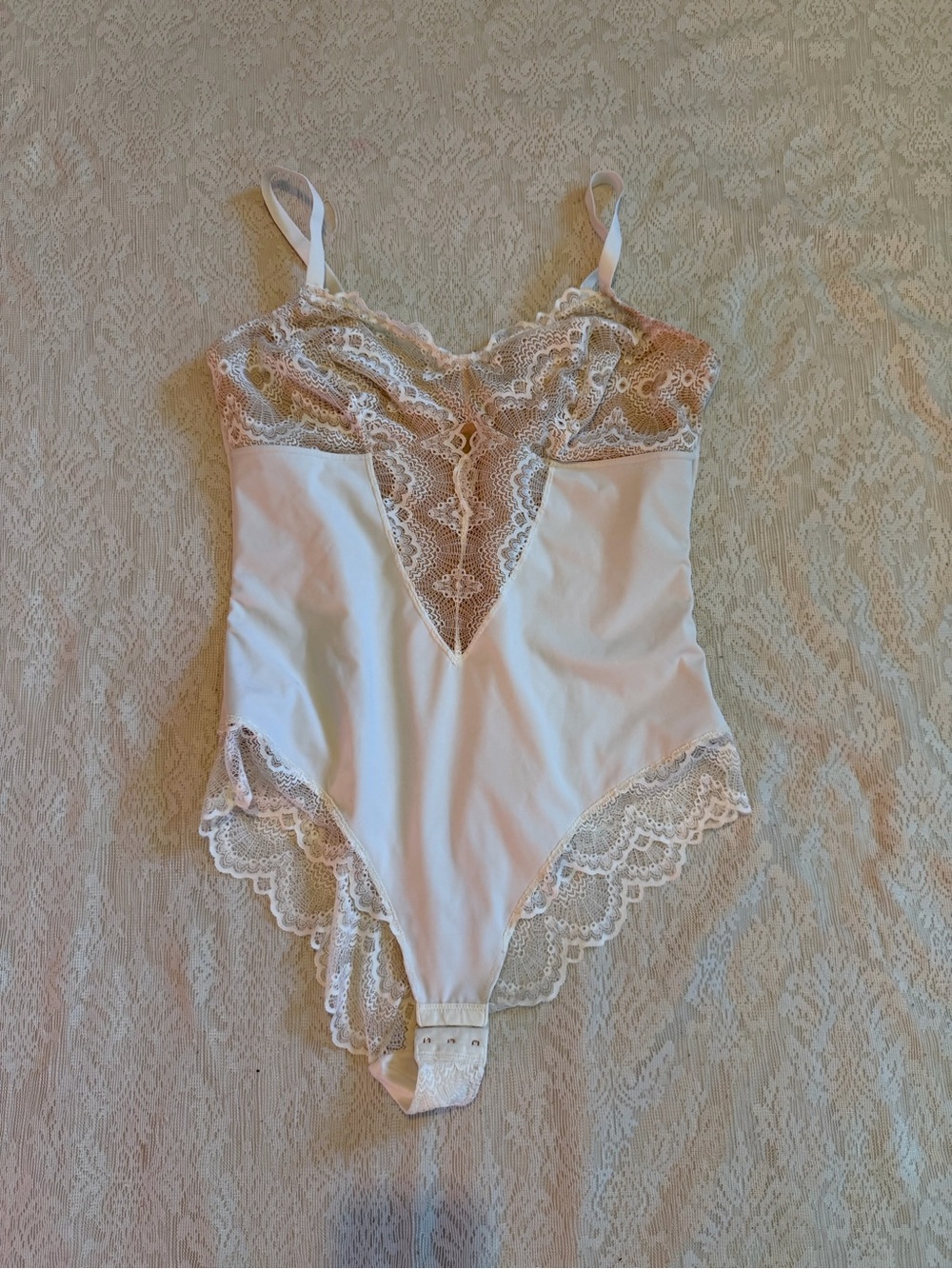 Pinsy sculpting lace shapewear bodysuit - Picture 2 of 13